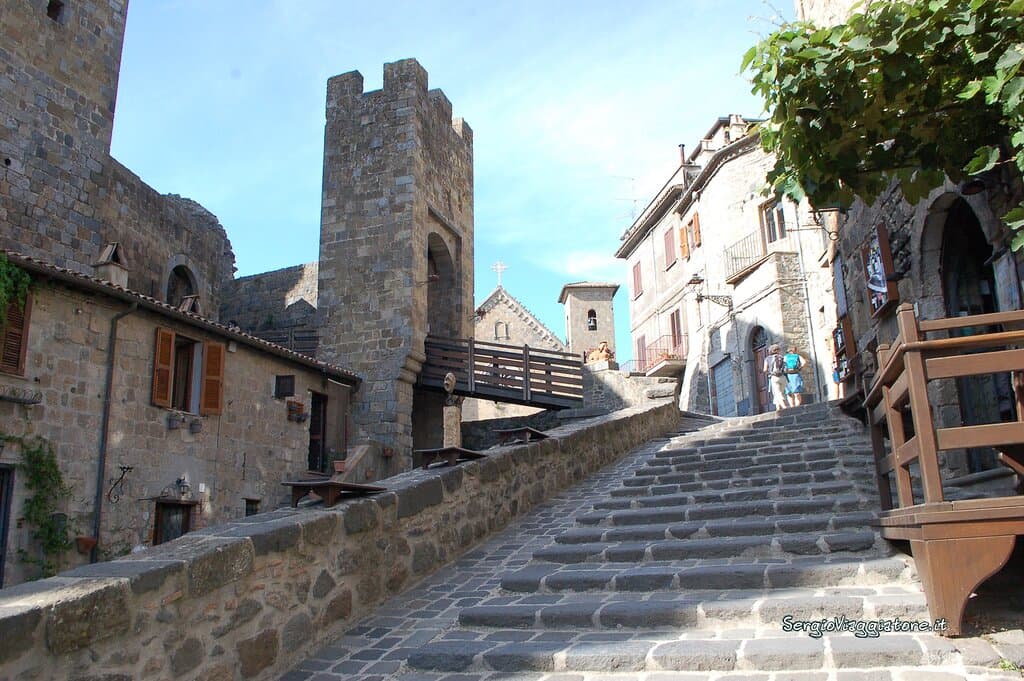 La scalinata per accedere al castello