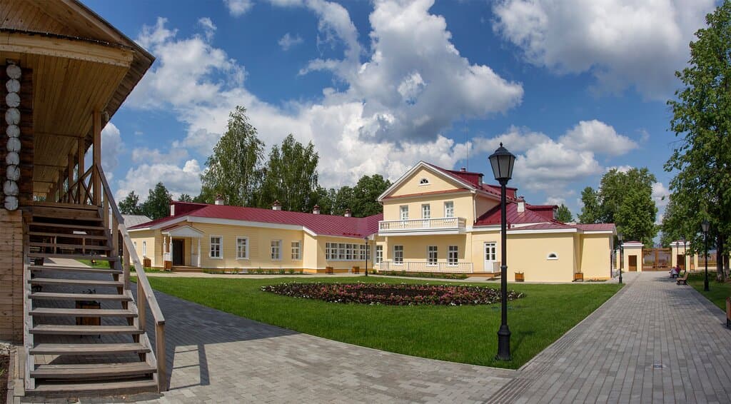 Двор усадьбы летом