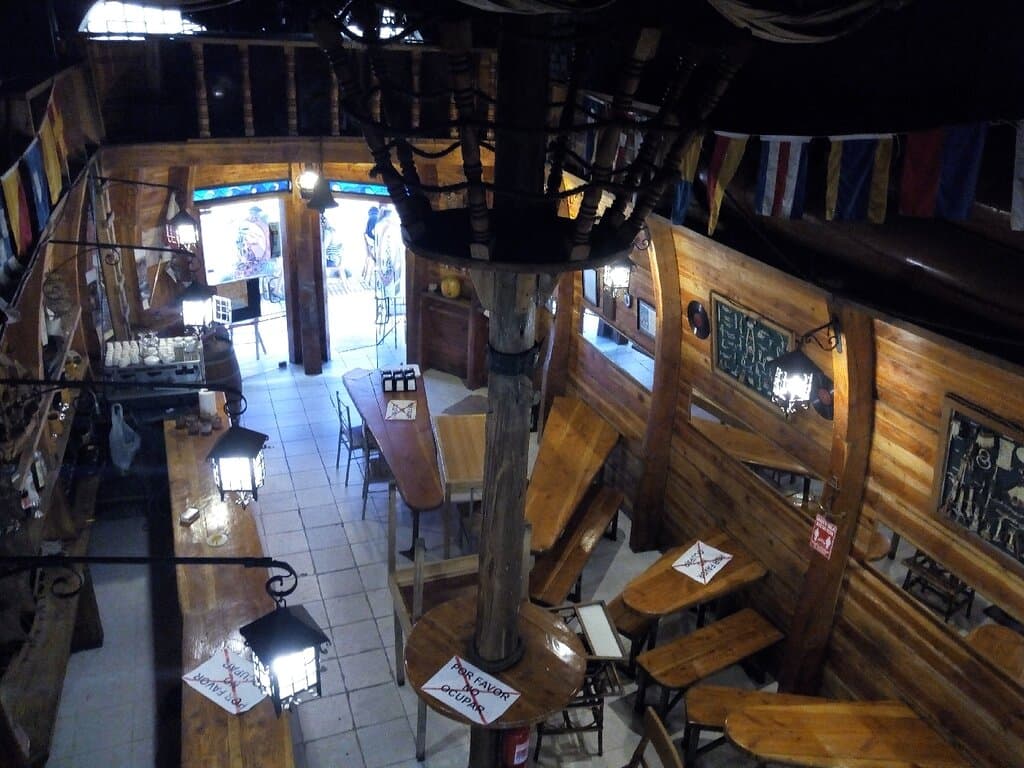 El Galeón Puerto Valparaíso, restaurant de comida porteña y chilenaza, carnes, pescados, mariscos, cervezas artesanales y mucho más. El lugar es hermoso, de madera como estar al interior de un antiguo galeón. Cuenta con carta y menú diario. @elgaleonpuerto Serrano 525, Valparaíso, Chile.