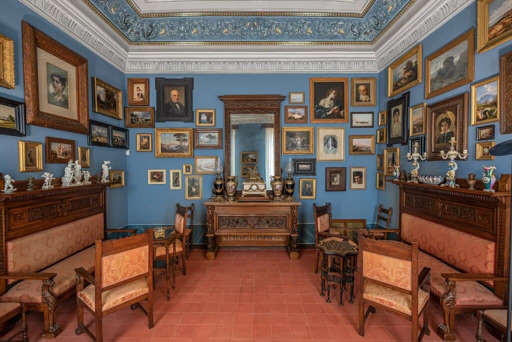 Il Salone di rappresentanza è stato riallestito come appariva nel 1911 circa ed espone opere dal Seicento al primo Novecento: da Francesco Solimena, Bartolomeo Passante, Bernardo Cavallini, a Domenico Morelli, Natale Carta, Gonsalvo Carelli, Giuseppe Bonolis, Eduardo Dalbono, Filippo Palizzi, Francesco Paolo Michetti e altri.