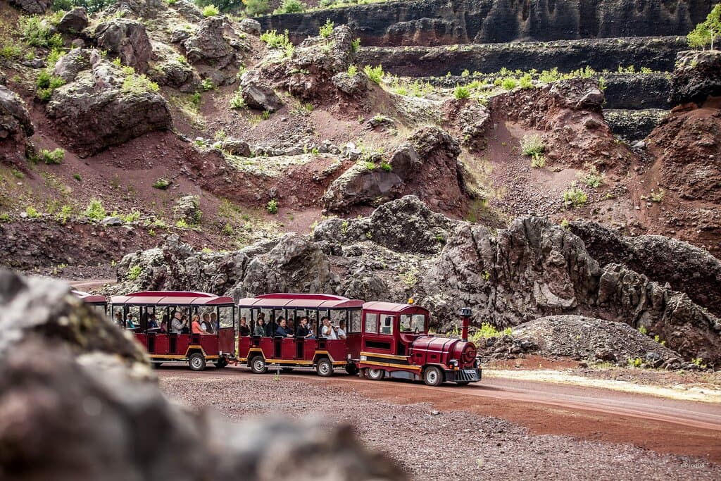 Le petit train électrique qui arbore les sentiers du volcan