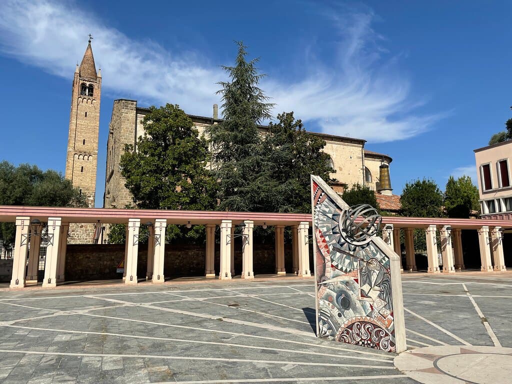 Die Piazza del Sole e della Pace liegt in unmittelbarer Nähe zum Dom San Lorenzo. 