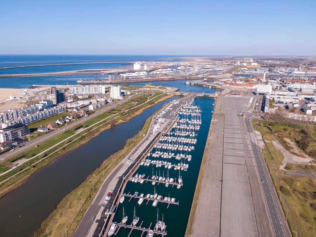Vue aérienne du Bassin Ouest, idéalement situé entre la ville et la plage de Calais.