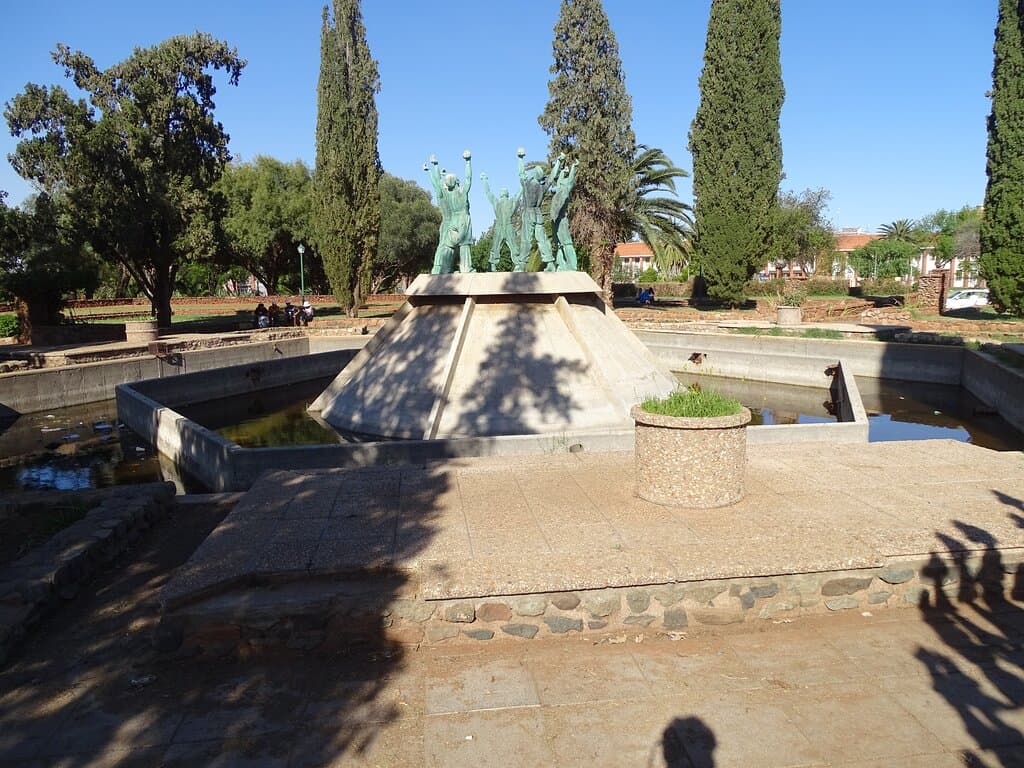 Diggers’ Memorial without the diamond sieve