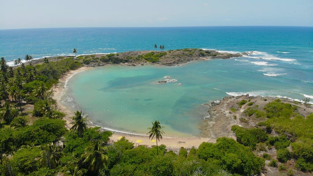Espetáculo!!! Um passeio simples (10 min) mas com uma beleza surpreendente na ilha. Trilha e praias com águas cristalinas e piscinas naturais. Estrutura muito boa para atendimento e com preços bons. Recomendo demais. 110 reais para ir de lancha, mas o numero de pessoas é limitado. Consulte um agência.