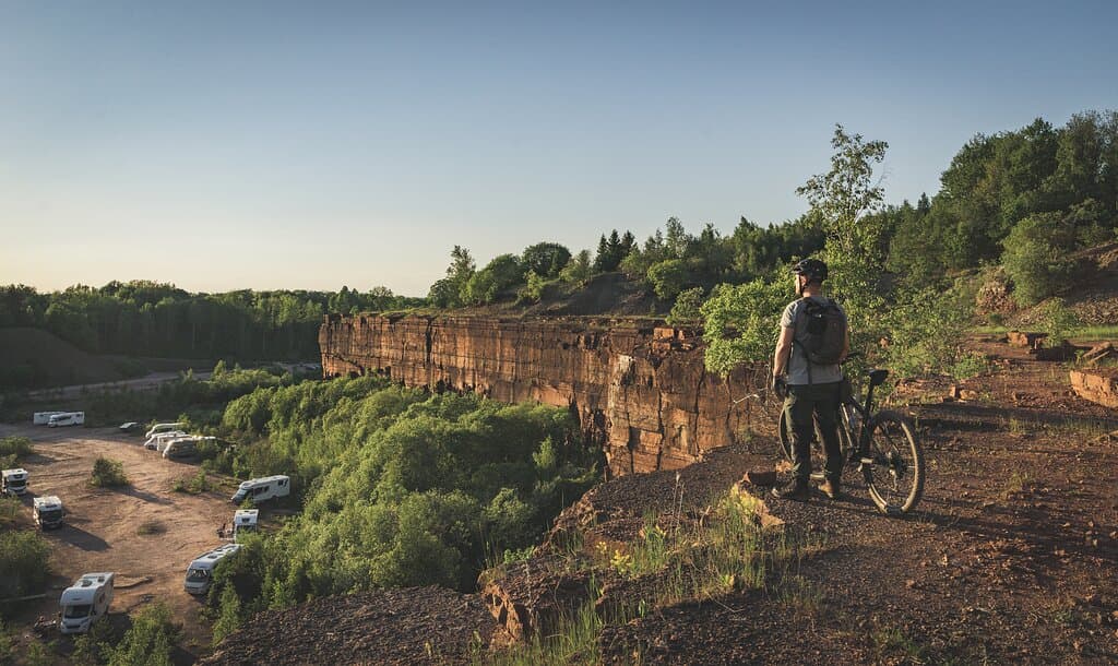 Kvällssol på cykelturen vid Stora stenbrottet på Kinnekulle