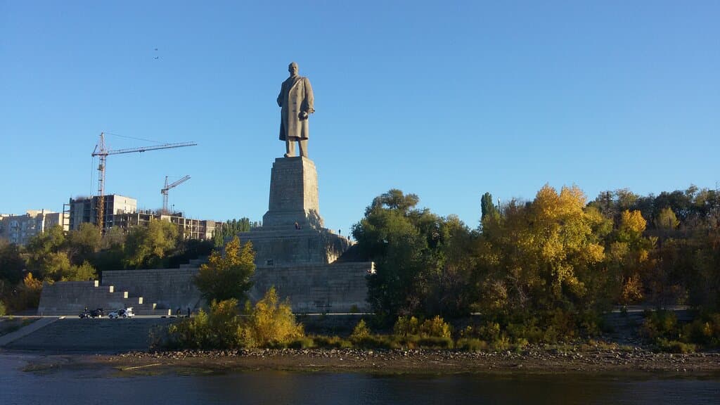 Самый большой памятник В. И. Ленину в мире! Он находится в Красноармейском районе Волгограда. Скульптор - тот же, что и у монумента "Родина-мать зовёт" - Евгений Вучетич.
