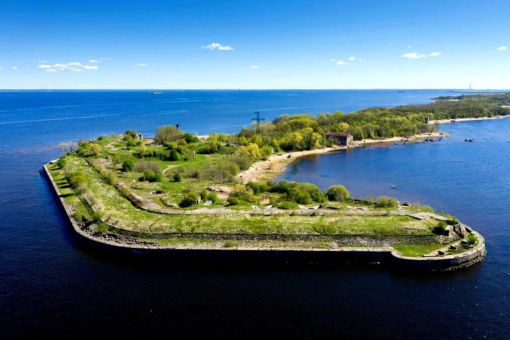 Форт располагается в удивительно живописном месте, на западной оконечности острова Котлин. Отсюда открываются прекрасные виды на «Тюленью гряду» и Толбухин маяк - старейший маяк России. Форт «Риф» включен в список наследия ЮНЕСКО. 