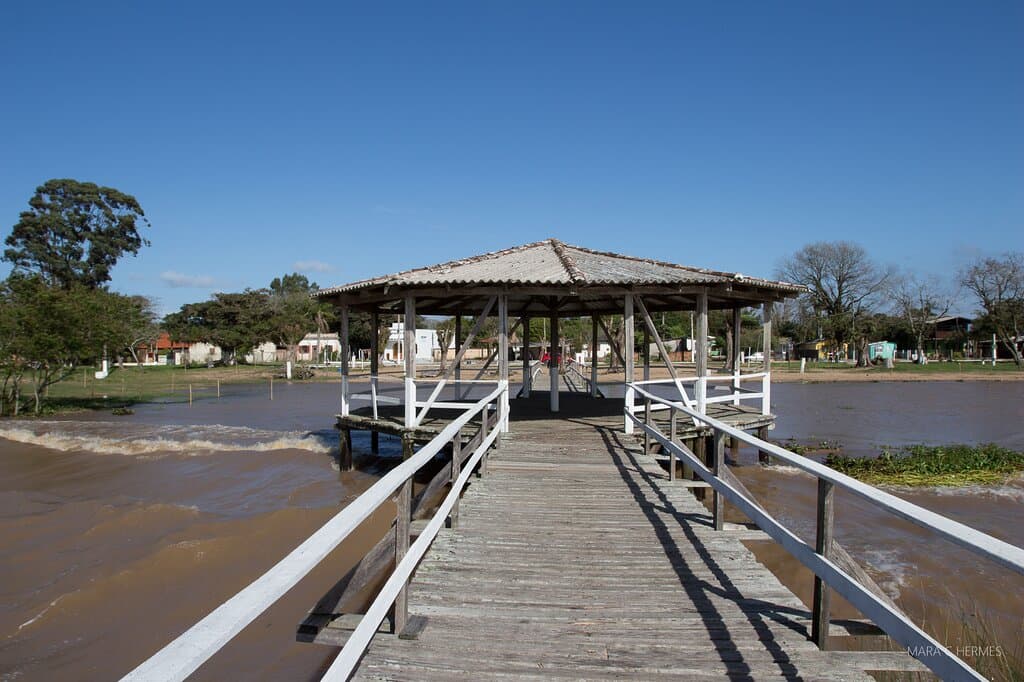A atração, mesmo em dia de muito vento e rio alto. 