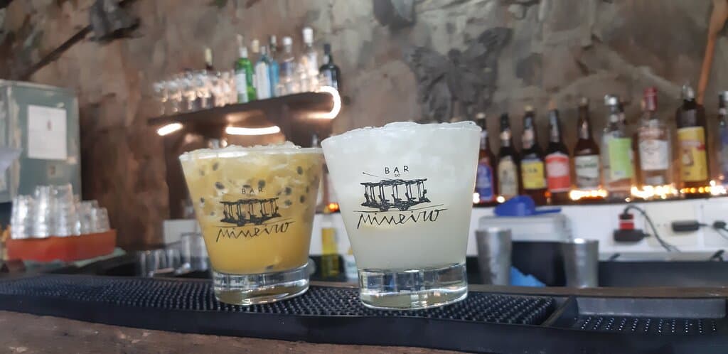 Caipirinha de lima ou maracujá.
Terraço