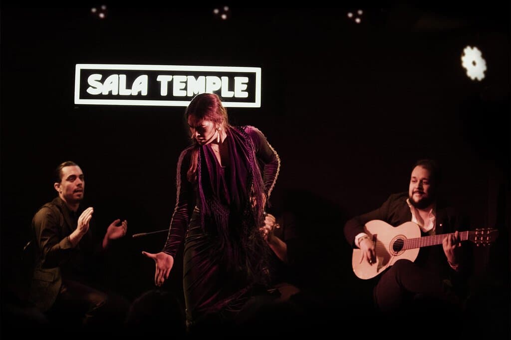 Nerea Carrasco en un baile en solitario acompañada de Daniel Caballero a las palmas, Jacob Quiróz al cante y Kilino Jiménez a la guitarra; en un pase regular de flamenco en la Sala Temple.
