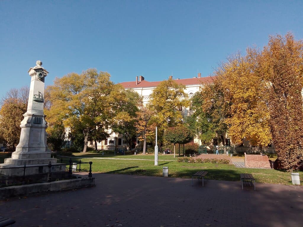 A peaceful park in the centre of Debrecen, between the Great Church and Reformed College. 
