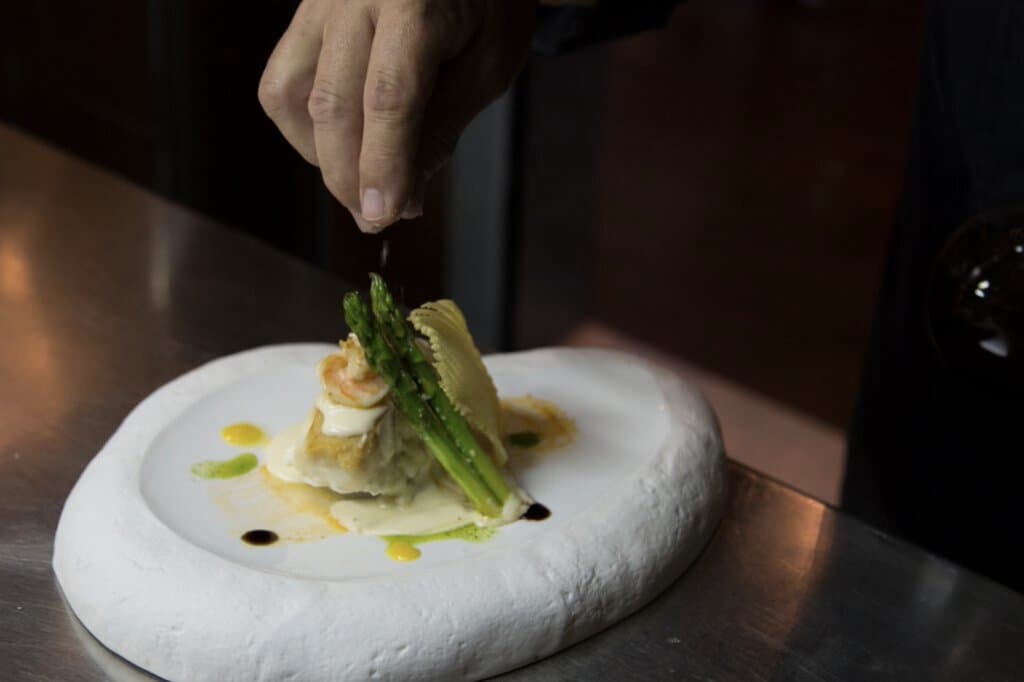 Espárragos de sabor potente, matizados con la habilidad de Colacho. Irresistible.