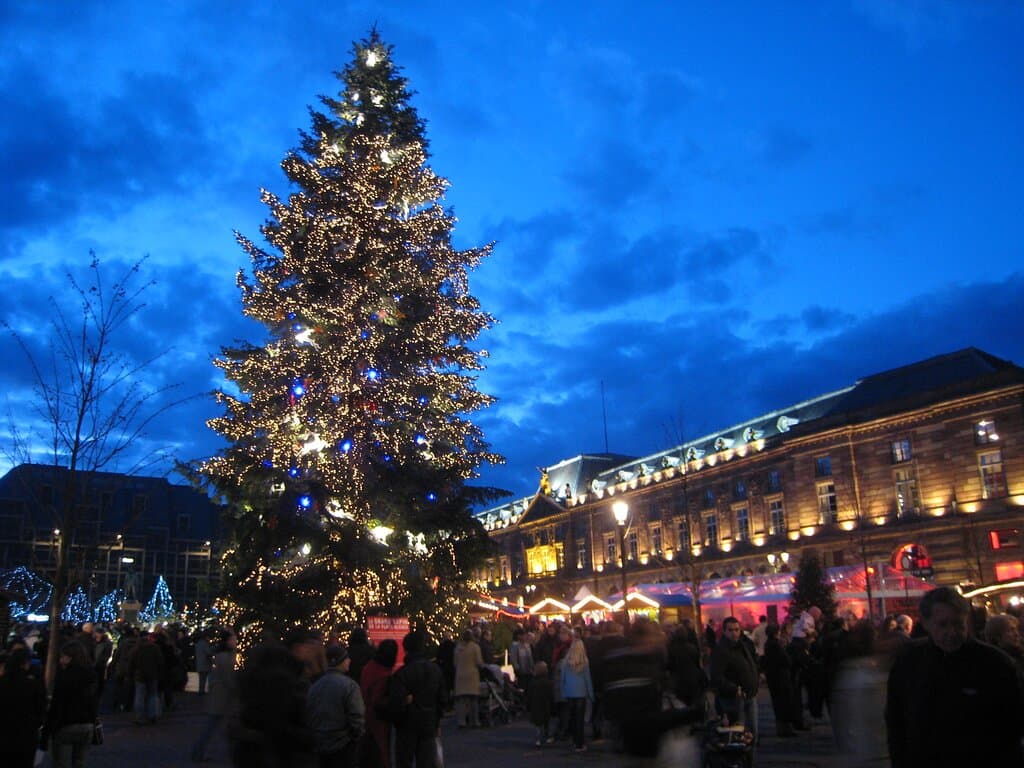Souvenirs de mes Balades -- France - Grand Est - L'emblème du Marché de Noël de la magnifique ville de Strasbourg , son grand sapin illuminé à l'entré - 21.12.03 - Cliquer sur la photo pour découvrir la prise de vue complète