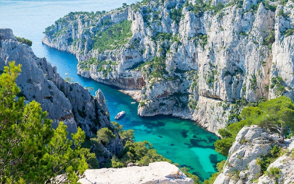 Calanque d'En Vau , vu du fond de la Calanque //Calanque d'En Vau, seem at the bottom of the Calanque 
