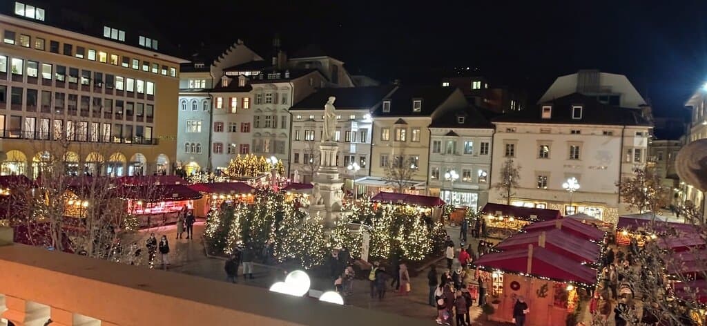 Palais Campofranco...ora così...con bar e ristoranti ma il ristorante bar Meta ha una bellissima vista sulla Piazza Walter e Duomo...merita di andarci anche per un aperitivo ...