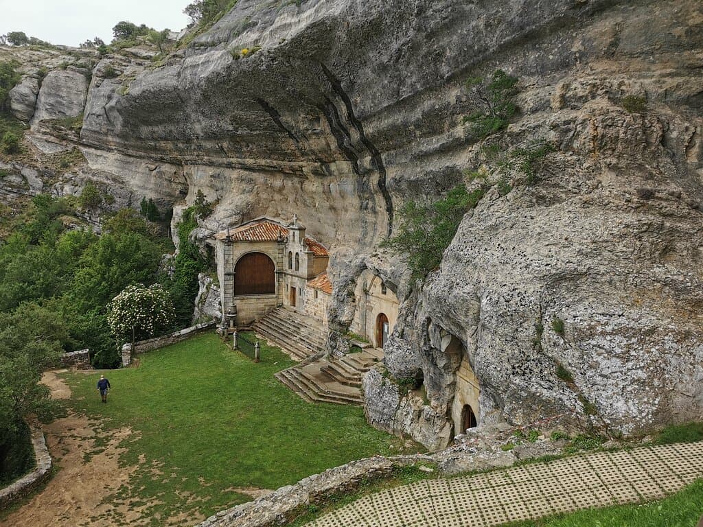 Incrustada en la roca la Ermita de San Bernabé.