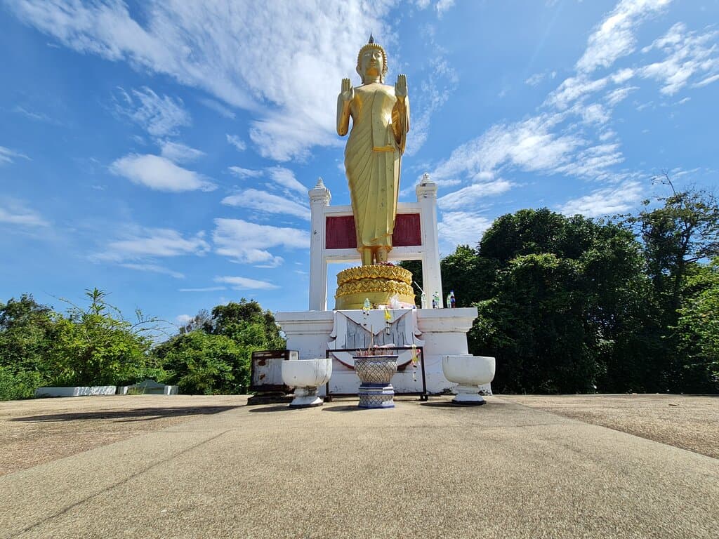 "หลวงพ่อยืน" จะหันพระพักตร์ ออกไปทางทะเล ครับ