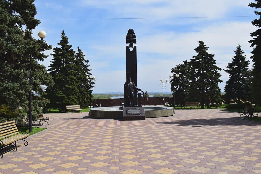  Памятник адмиралу М.П. Лазареву и кораблю «Азов» 