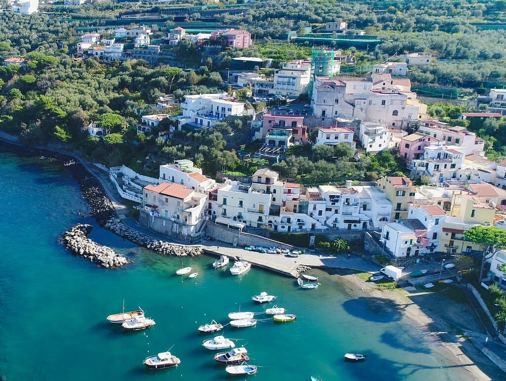 È un piccolo mondo a sé, il borgo di Marina della Lobra. 