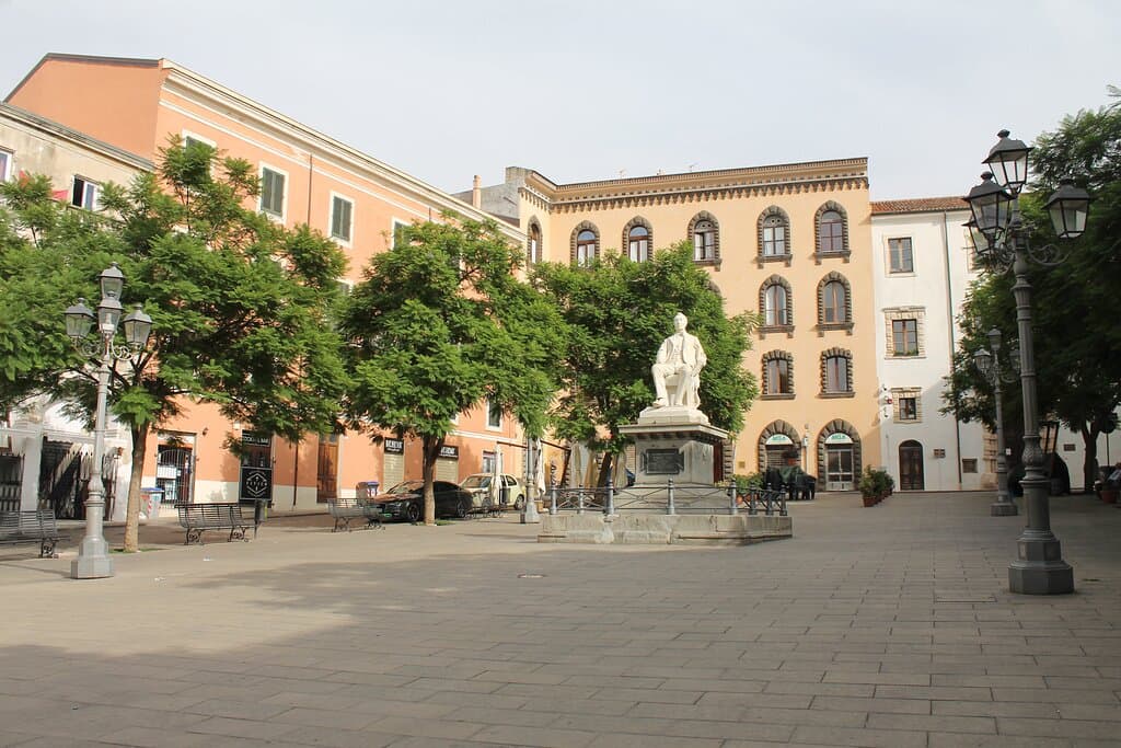 Piazza Tola
