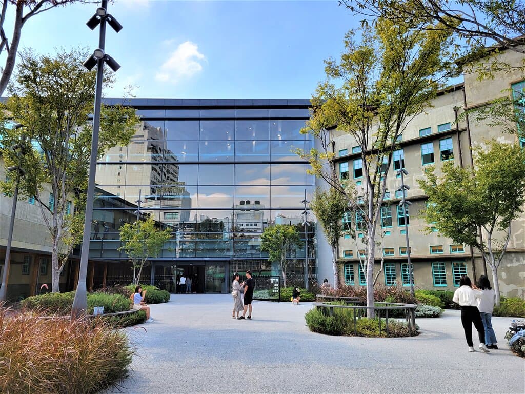 The courtyard (Chiayi Art Museum)
