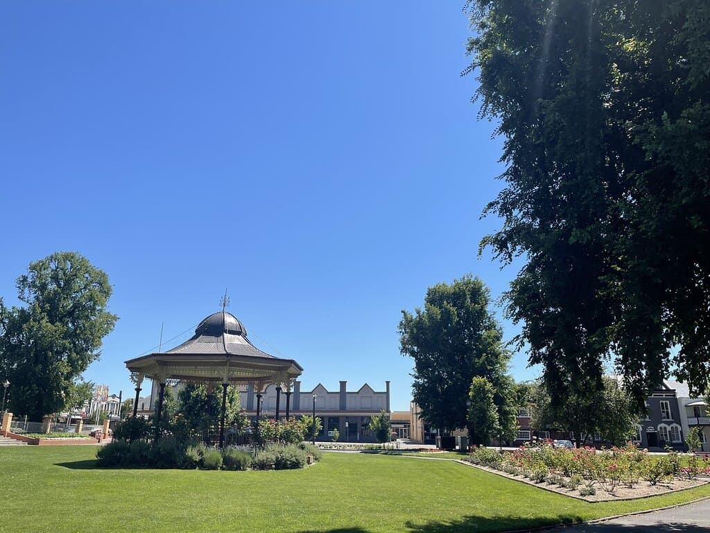 Indeed nice park! picnic, read a book, dog walking, or just seat there, can spend a good arvo!