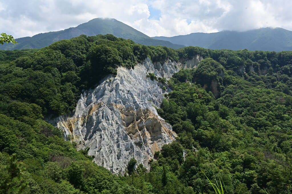 白い岩が広がる壮大な風景