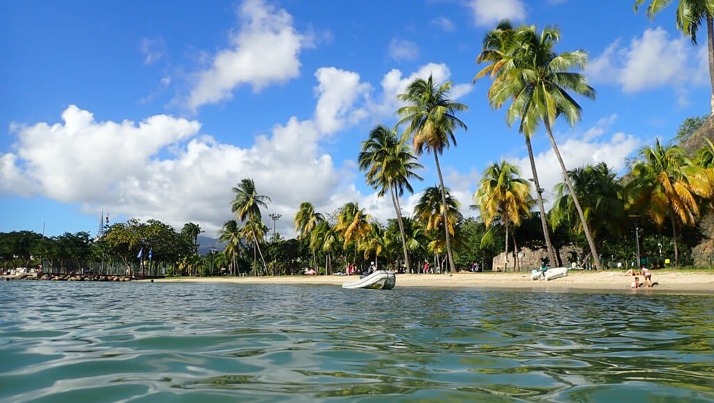 Vista de la playa desde el agua.