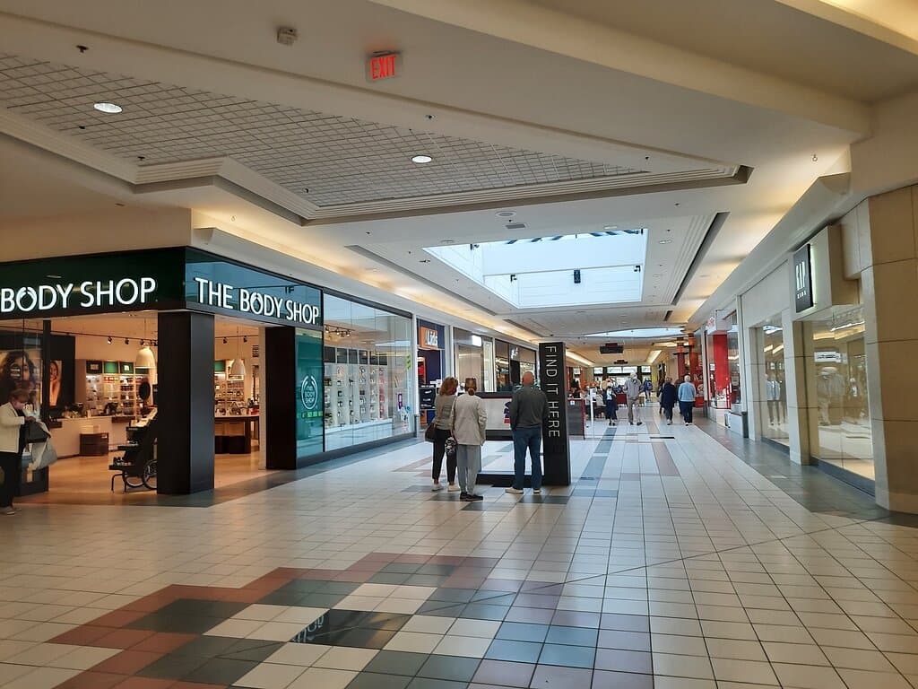 une allée du centre d'achat Orchard Park de Kelowna