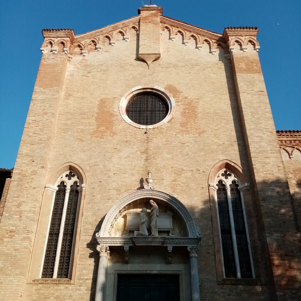 Venezia - sestiere di Castello. La chiesa di Sant'Elena, in stile gotico, ma con un bel portale rinascimentale. Ha subito la sconsacrazione in epoca napoleonica, le sue opere sono state asportate, alcune si trovano in altri musei (pinacoteca di Brera, gallerie dell'Accademia), altre non si sa...nel 1929 è stata restaurata e riconsacrata in seguito. Purtroppo trovata chiusa, probabilmente bisogna contattare un custode...se c'è. 