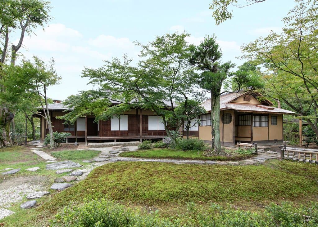 重要文化財 旧正伝院書院(左)と国宝茶室 如庵(右)