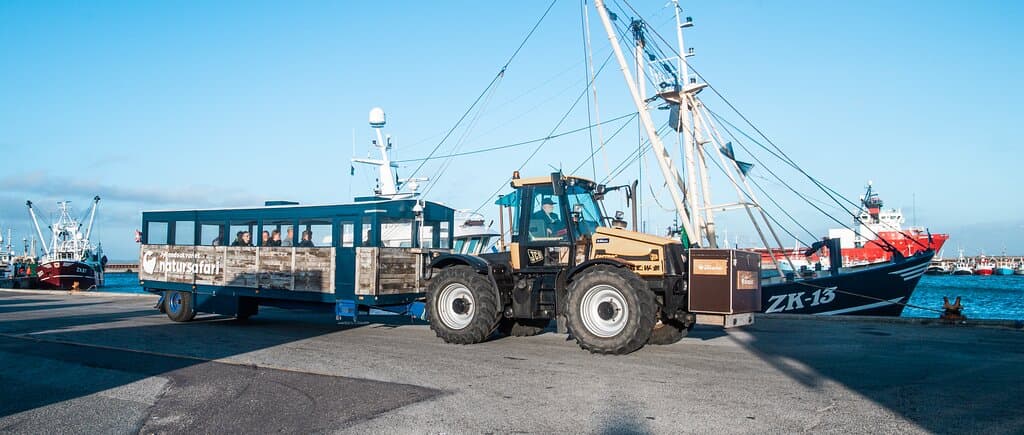 Tag med traktorbussen på rundtur i Thyborøn og oplev havnens travle virksomheder 