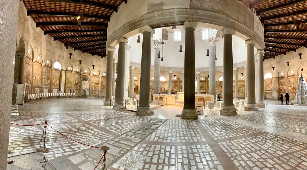 Una chiesa a pianta circolare, stupefacente nella sua semplicità, eretta tra il 468 e il 483. 