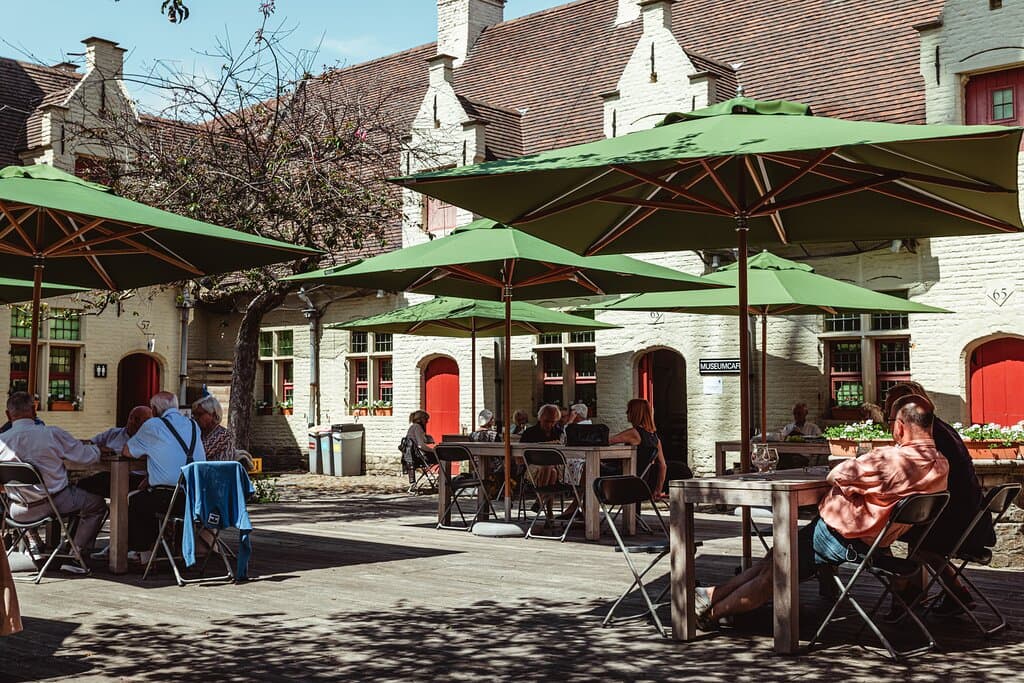 Binnentuin met terras, de vrijwilligers van de Vrienden van Alijn bedienen je graag Tuupe tegoare! 
openingsuren: https://huisvanalijn.be/nl/museumcafe
