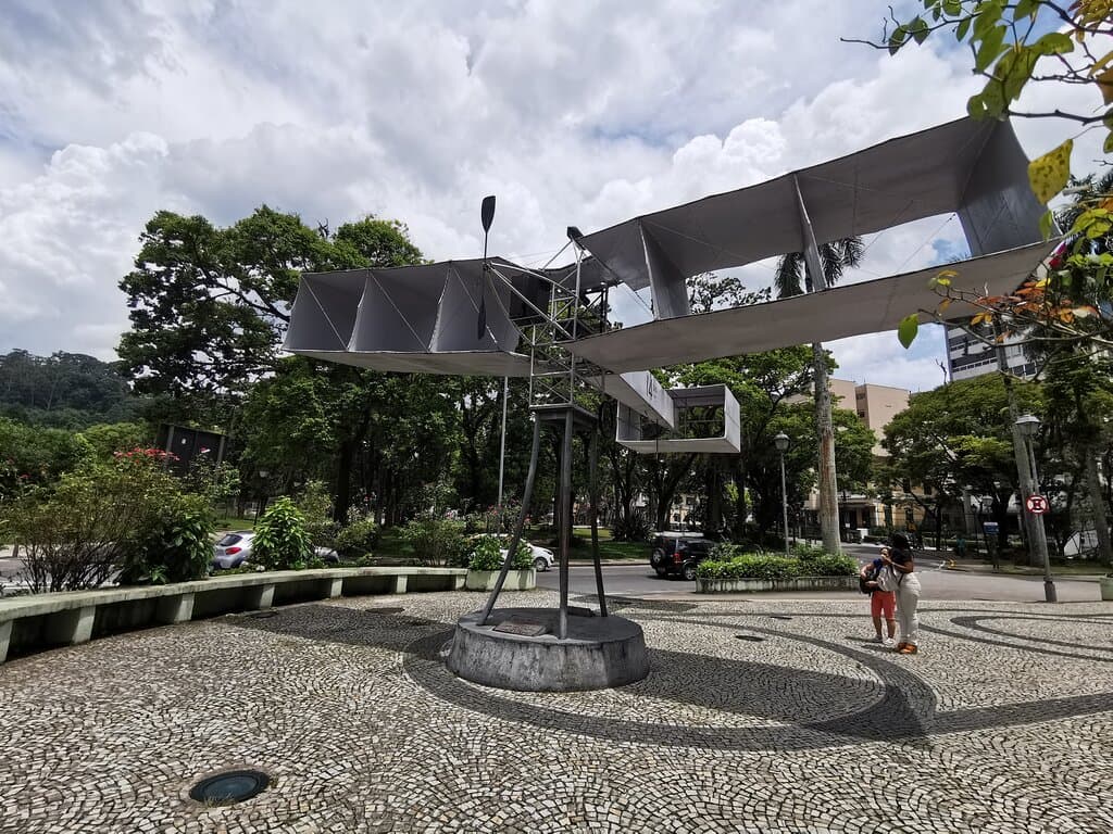 O 14 bis, avião projetado e pilotado pelo icônico Santos Dumont.