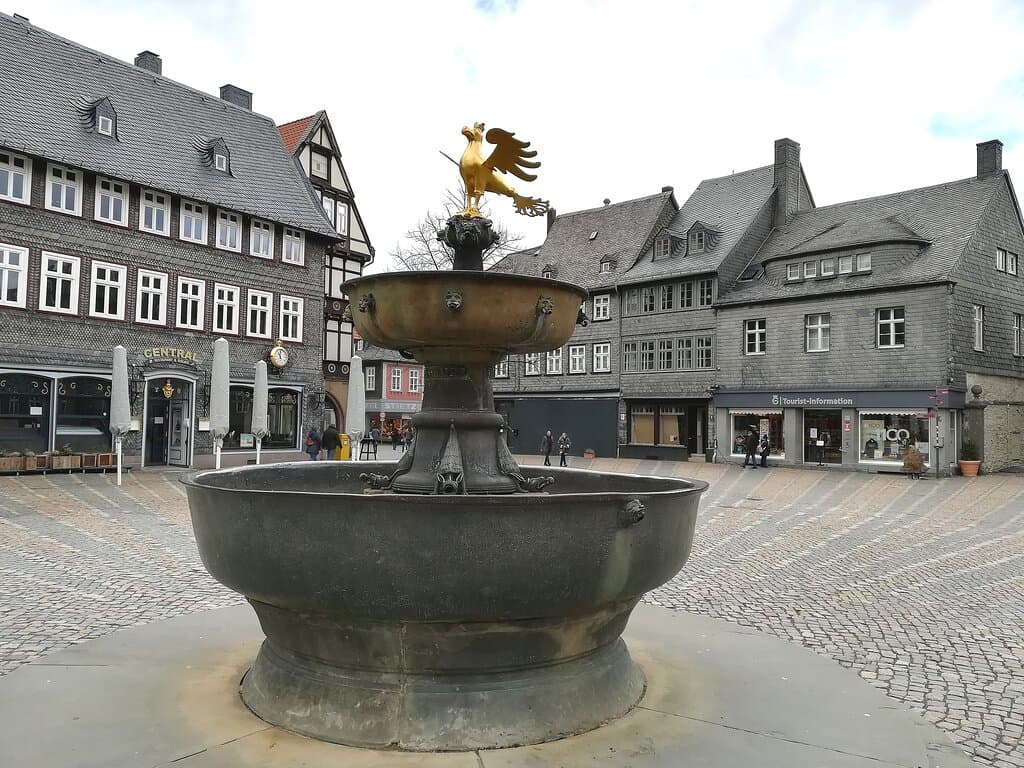 Der Brunnen auf den Markt von Goslar mit Adler Skulptur.