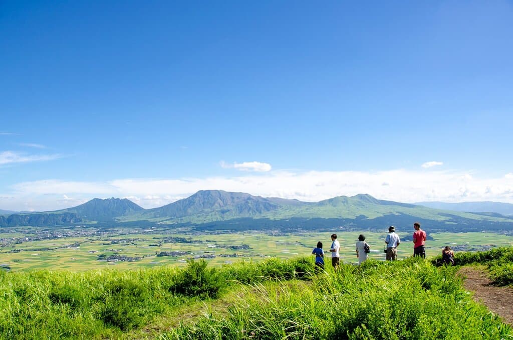 3阿蘇五岳（火口見学）と並んで人気の阿蘇の絶景スポット。阿蘇のカルデラを一望できる場所で、文豪徳富蘇峰が名付けたと言われています。ここから阿蘇五岳を眺めるとお釈迦様の寝姿に見えることから「涅槃像」と呼ばれており、初夏、秋から冬は雲海スポットとしても有名です。