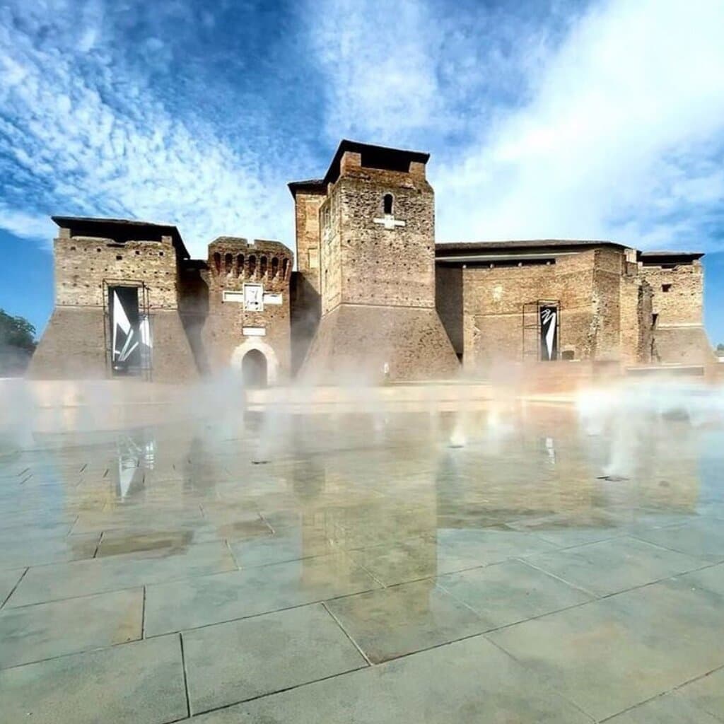 Castel Sismondo ospita la parte più emozionale del Fellini Museum. Le sale dell’antica Rocca Malatestiana accolgono allestimenti in grado di produrre una profonda immersione nella poetica e nel mondo di Federico Fellini. Ambienti sensibili,
pensati con piena coscienza dell’enorme valore del castello, per un ‘museo di narrazione’ che permette di celebrare la visionarietà del regista attraverso spettacolari macchine sceniche.