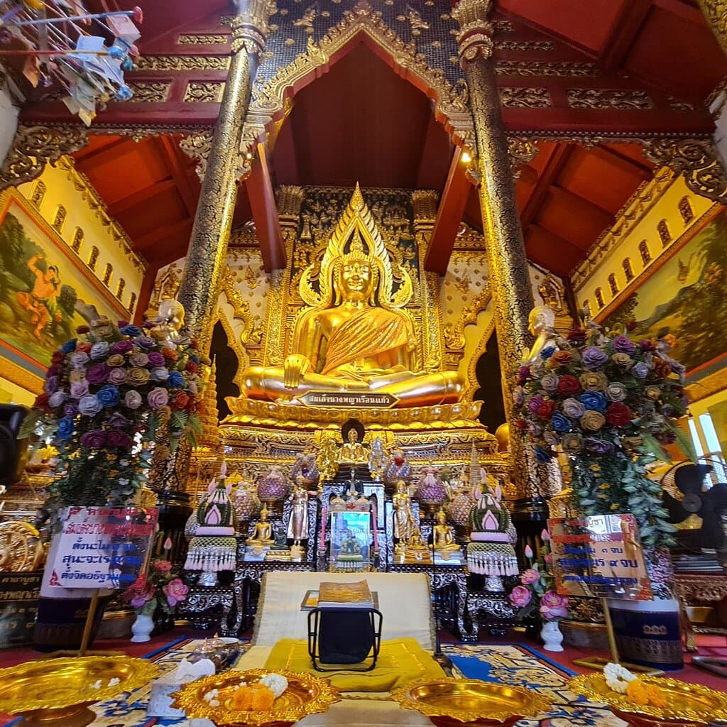 ภายในพระอุโบสถจะมีพระประธานชื่อว่า สมเด็จนางพญาเรือนแก้ว เป็นพระพุทธรูปศิลปะสุโขทัยปางมารวิชัยประดับด้วยซุ้มเรือนแก้วพุทธลักษณะคล้ายองค์พระพุทธชินราช แต่มีขนาดองค์เล็กกว่ามีความงดงามเป็นอย่างยิ่งครับ