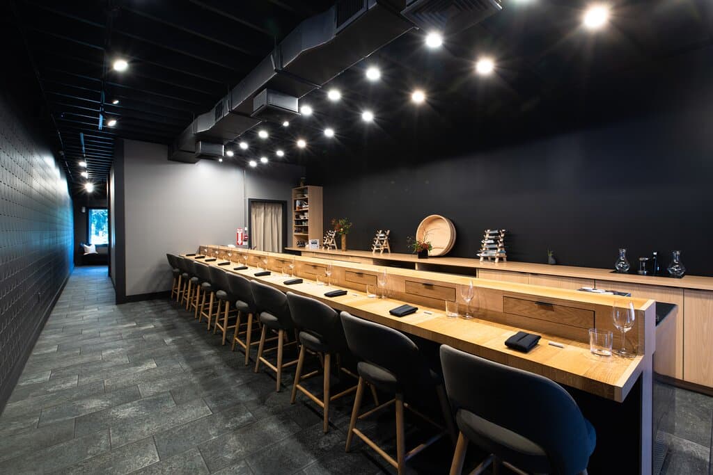 10 seats omakase room