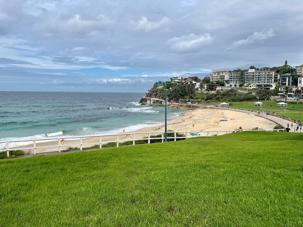 The best picnic spots at Bronte Park are higher up, on the northern slopes of the park. Here, you can overlook the beach and have superb sea views. 