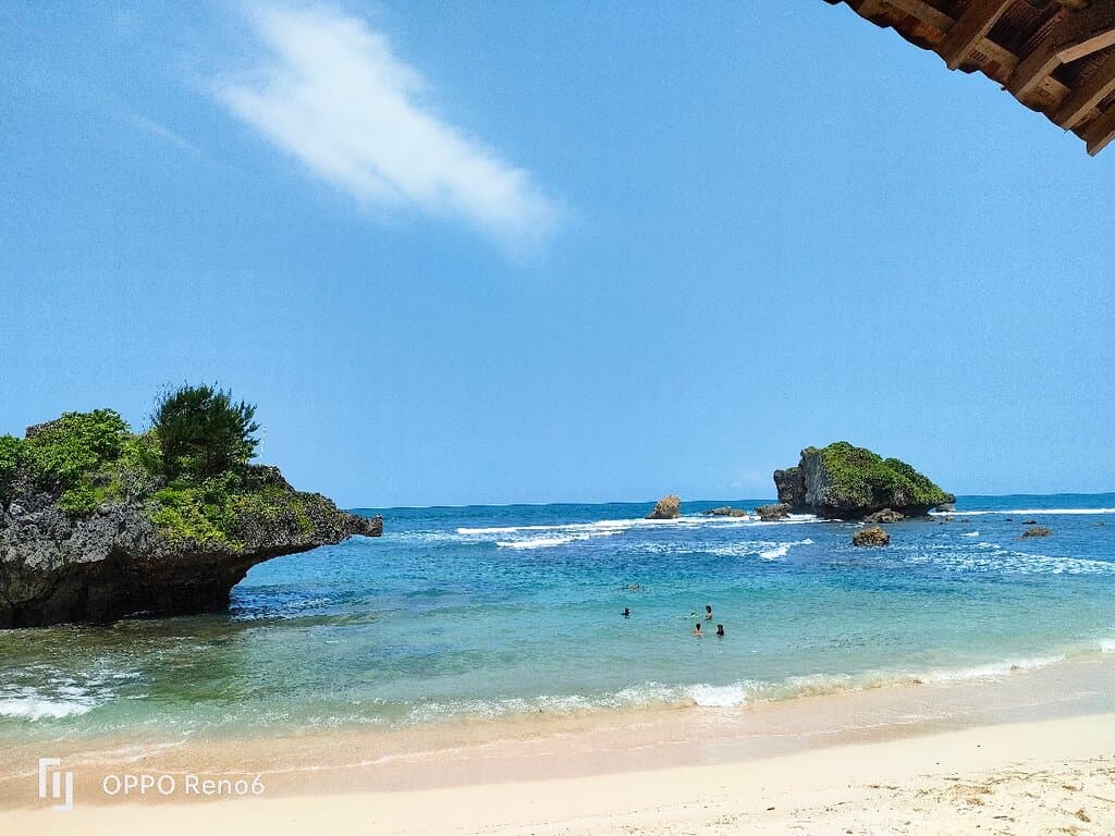 Ngandong Beach : Keren.. asik.. ramah.. ke Pantai ini kesekian kali nya... Dan sudah pernah menginap 2x. Berawal dari ngurusin outing buat kantor dan akhirnya beberapa kali ngajak keluarga. Jika sudah tidak pasang airnya pantainya bisa buat berenang. Beberapa kali saat kesana selalu ada tourist jg yg kesana berenang bersama keluarga ada anak2 nya Krn ini cocok buat anak2 pantainya. Dipinggir pantai juga ada warung makan yg recommended bgt Krn ikan nya segar dan masakan fresh.