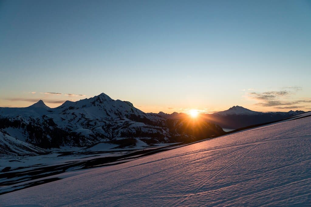 Amanecer en el Volcán Osorno, caminando por la nieve en su ladera Norte. Una vista espectacular al Cerro la Picada, Volcán Puntiagudo y Volcán Tronador.
 Trekking Paso Desolación, Parque Vicente Perez Rosales