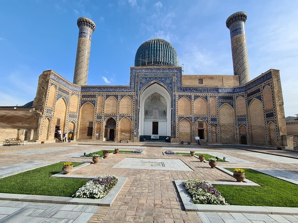 La mosquée bibi khanum est une mosquée magnifique avec une coupole bleue du plus bel effet. L'histoire de sa construction est aussi belle que le résultat obtenu, un incontournable de Samarcand.