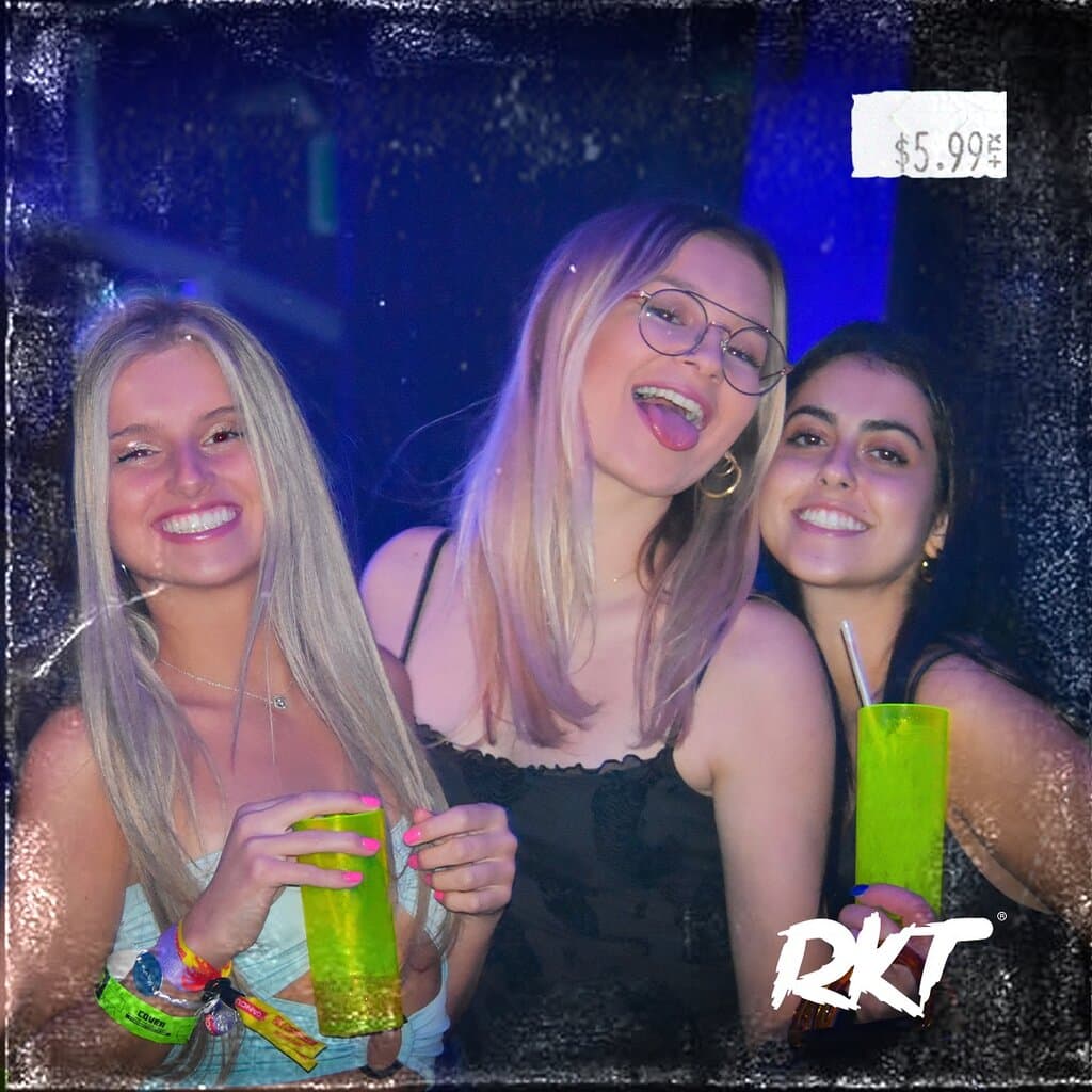 Está con sus amigas dando vuelta' por la city.
