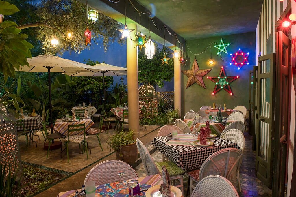 Une des quatre terrasses du Restaurant Fez Café