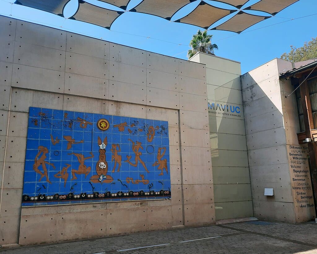 El Museo de Artes Visuales MAVI UC se encuentra en el corazón del Barrio Lastarria, en el centro de Santiago de Chile.