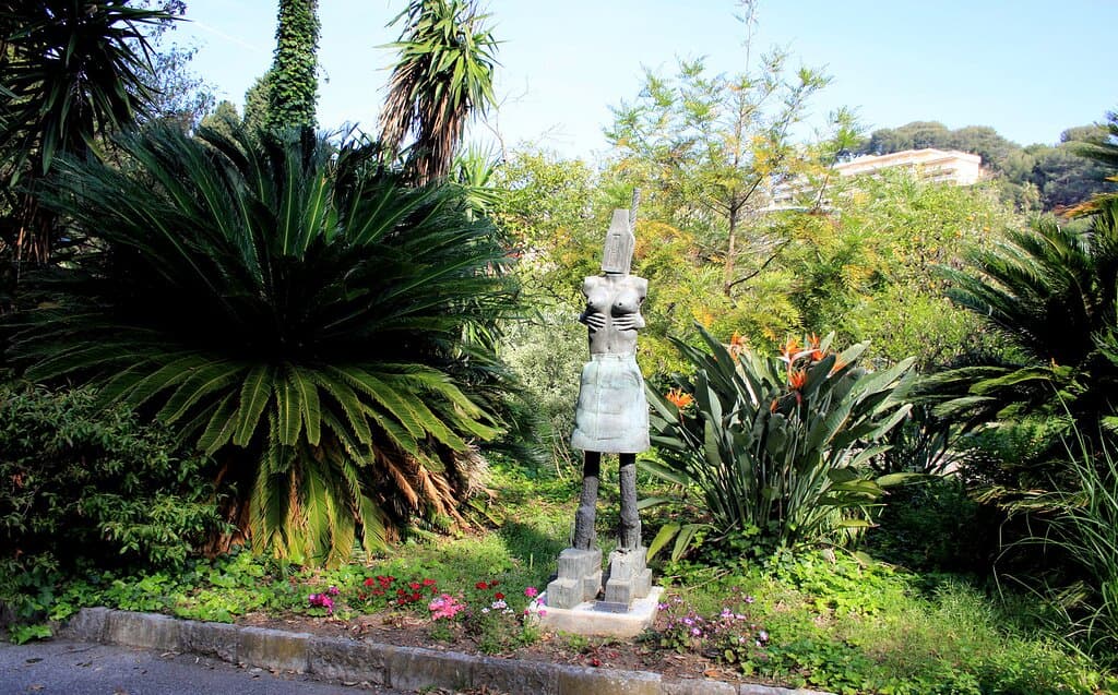 Vue prise dans le jardin du Palais Carnolès