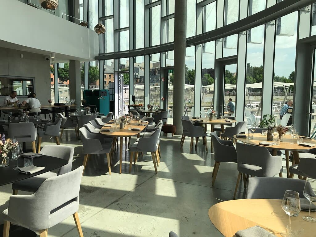 Veel licht en vooral mooi zicht, zowel binnen als op het terras.